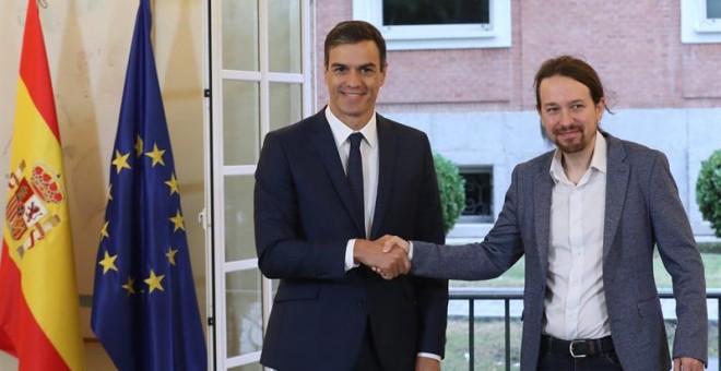 El presidente del Gobierno, Pedro Sánchez, y el secretario general de Podemos, Pablo Iglesias, en el Palacio de la Moncloa en la firma del acuerdo sobre el proyecto de ley de presupuestos para 2019. EFE/ Zipi