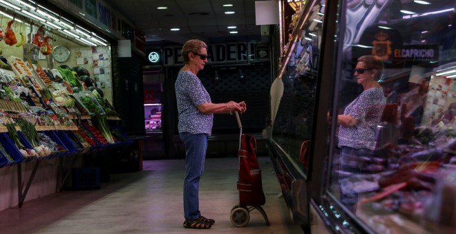 Una pensionista hace la compra en un mercado en Madrid. REUTERS/Susana Vera