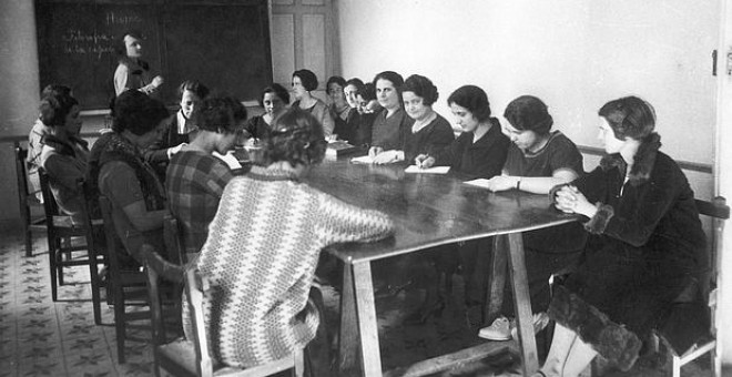 María de Maeztu impartiendo clase en la Residencia de Señoritas - ARCHIVO INSTITUTO INTERNACIONAL, MADRID