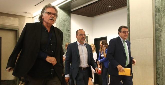Los portavoces de ERC, Joan Tardá, de PDECat, Carles Campuzano, y de PNV, Aitor Esteban, en los pasillos del Congreso de los Diputados. E.P.