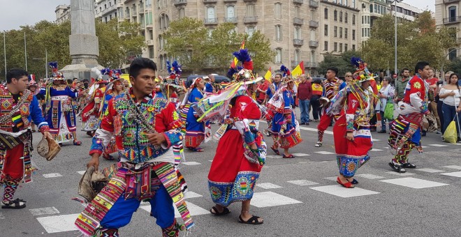 Mostra de balls tradicionals de pobles de l'Amèrica Llatina durant la manifestació del 12 d'octubre a Barcelona. Cèlia Muns