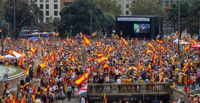 Milers de persones participen a la mobilització amb motiu del 12 d'octubre, en la qual participen dirigents dels partits constitucionalistes a Catalunya, así com representants ed Societat Civil Catalana i altres entitats a favor de la unitat d'Espanya. EF