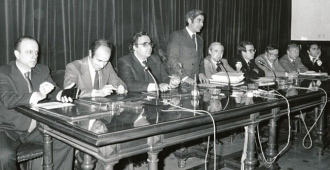 Mesa de la ponencia constitucional, el 10 de abril de 1978.- EFE / MANUEL H. DE LEÓN