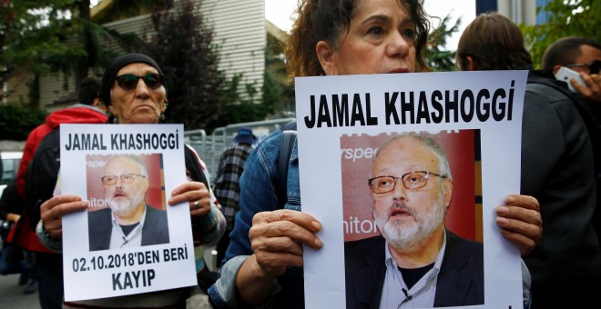 Activistas pro derechos humanos protestan por la desaparición del periodista Jamal Khashoggi ante la embajada de Arabia Saudí en Ankara, Turquía.- REUTERS