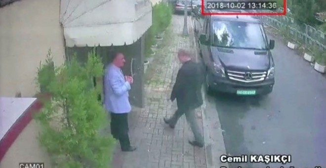 Momento en el que Khashoggi llega al consulado saudí en Estambul, grabado por una cámara de seguridad.- REUTERS