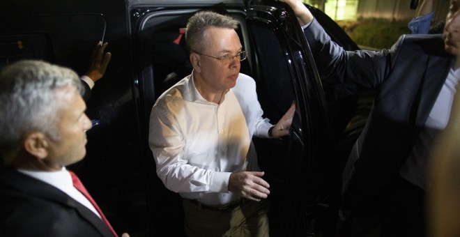 El religioso estadounidense Andrew Brunson, a su llegada al aeropuerto de Esmirna, tras ser puesto en libertad por la justicia turca. EFE/EPA/TOLGA BOZOGLU