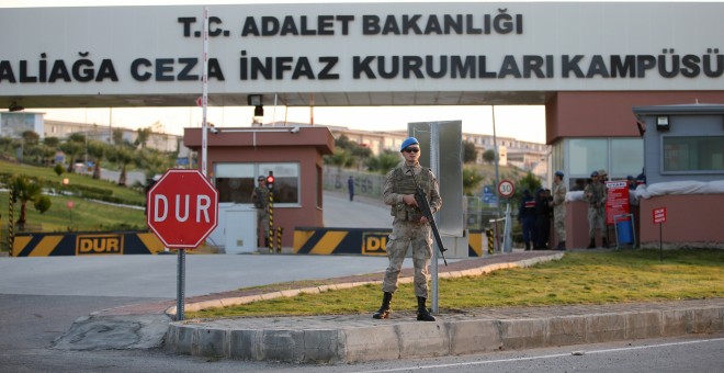 Un soldado turco vigila frente al complejo penitenciario de Aliaga, en Esmirna (Turquía), donde ha estado encerrado el  pastor protestante estadounidense Andrew Brunson, acusado de terrorismo y espionaje. EFE/ERDEM SAHIN
