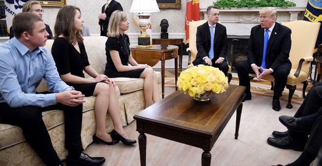El presidente de EEUU, Donald J. Trump, recibe al pastor protestante Andrew Brunson y a su familia en el Despacho Oval de la Casa Blanca en Washington. EFE/EPA/OLIVIER DOULIERY