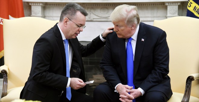 El presidente de EEUU, Donald Trump, con el pastor protestante Andrew Brunson, en el Despacho Oval de la Casa Blanca, tras ser liberado por la justicia turca. EFE/EPA/OLIVIER DOULIERY