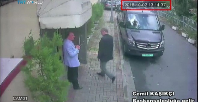 Fotografía del periódico turco 'Sabah' y obtenida de un vídeo de un circuito cerrado de televisión policial que muestra supuestamente al periodista saudí desaparecido Jamal Khashoggi en el exterior del consulado saudí en Estambul (Turquía). EFE/ Sabah
