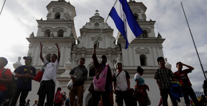 Migrantes hondureños que viajan hacia Estados Unidos visitan la Basílica de Esquipulas (Guatemala) y oran para pedir protección antes de continuar su viaje hacia la frontera entre Guatemala y México. EFE/Esteban Biba