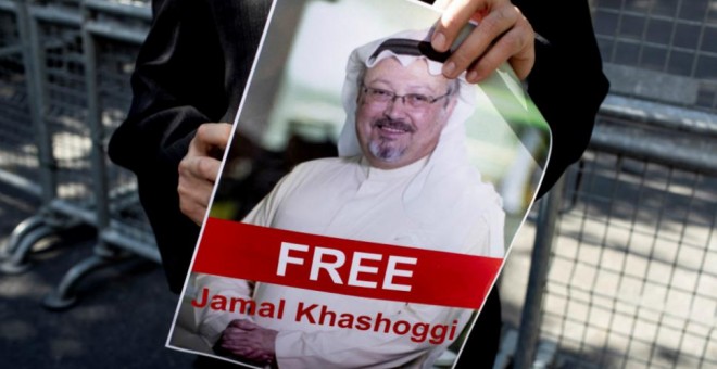 Manifestantes en las afueras del consulado a modo de protesta contra la desaparición del periodista Jamal Khashoggi.EFE