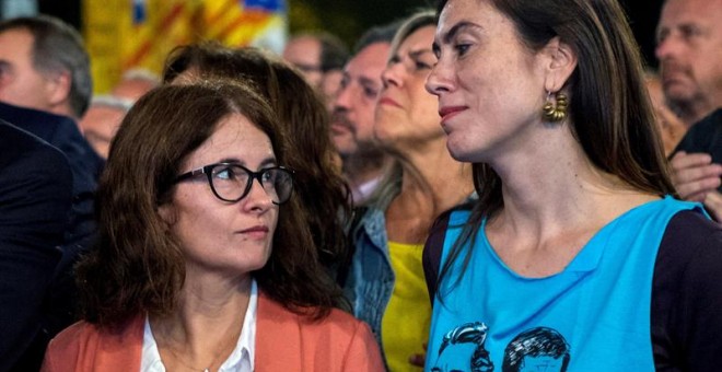 Susana Barreda i Txell Bonet a plaça de Catalunya de Barcelona, en l'acte de protesta en l'aniversari de l'empresonament dels seus homes, Jordi Sànchez i Jordi Cuixart. EFE / Quique García