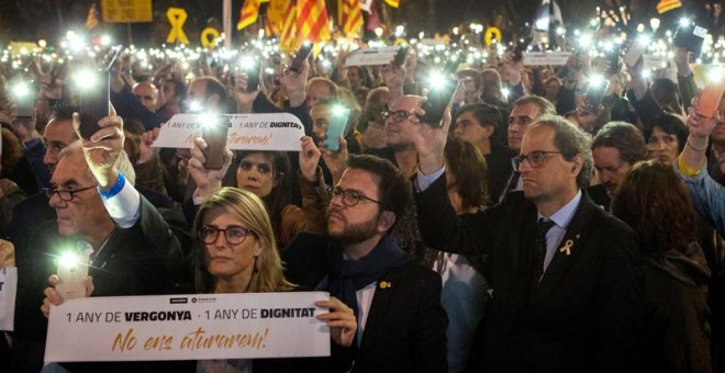 El president i el vicepresident de la Generalitat, Quim Torra i Pere Aragonès, i la portaveu del Govern, Elsa Artadi, a la concentració 'Un any de vergonya, un any de dignitat' convocada per  ANC i Ómnium Cultural, en l'aniversari de l'empresonament de Jo