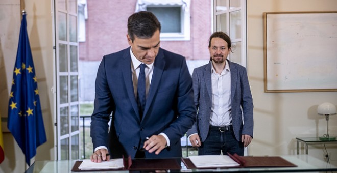 El presidente del Gobierno, Pedro Sánchez, y el líder de Podemos, Pablo Iglesias, en la firma del acuerdo presupuestario / PODEMOS