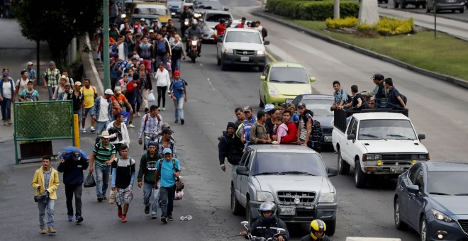 Migrantes hondureños se trasladan a pie o en camionetas, con la ayuda de ciudadanos guatemaltecos, hacia el departamento de Escuintla para acercarse a la frontera con México. EFE/Esteban Biba