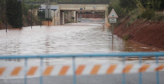 Vista general del pas subterrani a Nules completament innundat per les fortes pluges, a Castelló. EFE/Domenech Castelló