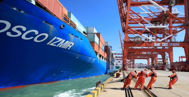 Trabajadores de la empresa de contenedores  China Ocean Shipping Company (COSCO), en el puerto de Qingdao, en la provincia china de Shandong. REUTERS/Stringer