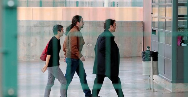 El líder de Podemos, Pablo Iglesias (c), acompañado por la diputada de En Comú Podem en el Congreso, Lucía Martín (i), y el teniente de alcalde en el Ayuntamiento de Barcelona, Jaume Asens (d), a su llegada a la prisión de Lledoners (Barcelona) para reuni
