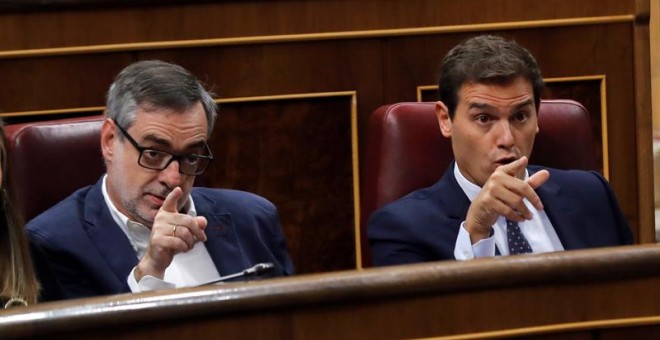 El líder de Ciudadanos, Albert Rivera, y el diputado de Ciudadanos José Manuel Villegas, durante su intervención en la sesión de control al Gobierno donde pregunto al presidente del Ejecutivo, Pedro Sánchez, sobre la situación política.. EFE/Juan Carlos H