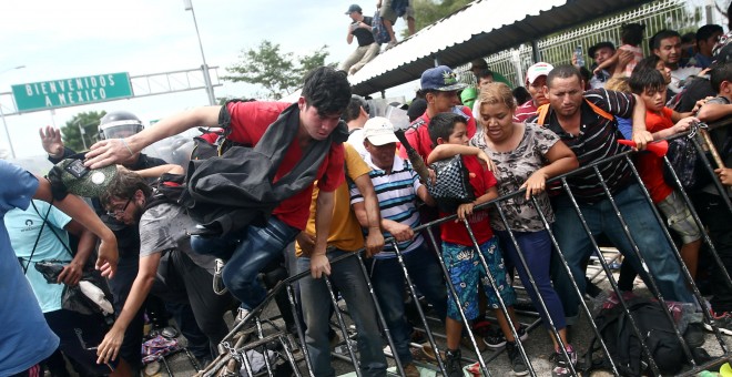 La policía de Guatemala trate de evitar el paso de migrantes hondureños a México. - REUTERS