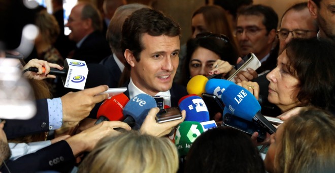 El líder del PP, Pablo Casado, atiende a los medios./EFE