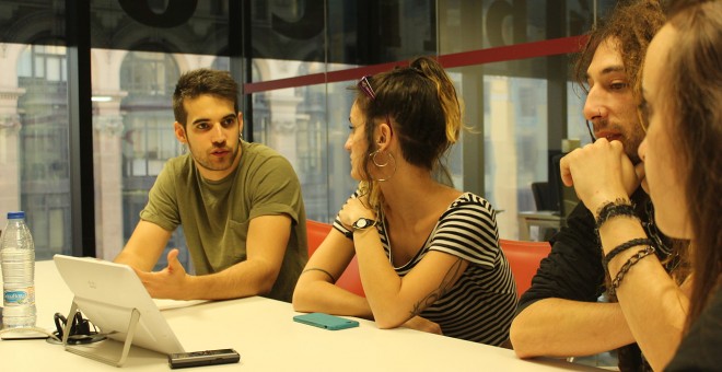 Integrantes de la banda 'Mafalda' en una entrevista en la redacción de Público. Fotografía: Christian González.
