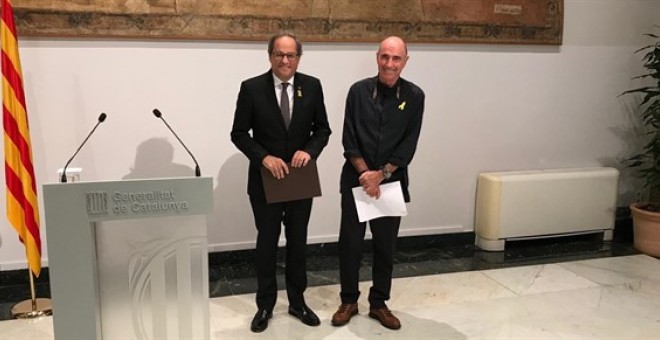 El President de la Generalitat Quim Torra con el cantautor y exdiputado Lluís Llach (Presidente del Consejo asesor para el Fòrum Cívic). EUROPA PRESS