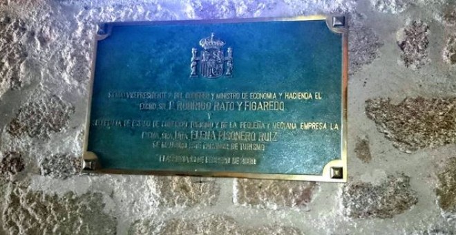Placa en el Parador Nacional de Tursimo de Plasencia en la que se nombra a Rodrigo Rato.
