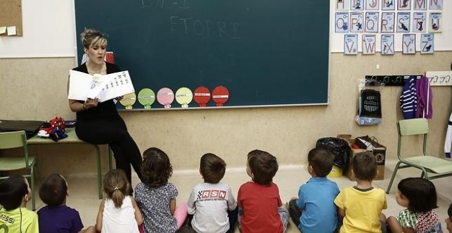 Una profesora da clase en una escuela infantil | EFE