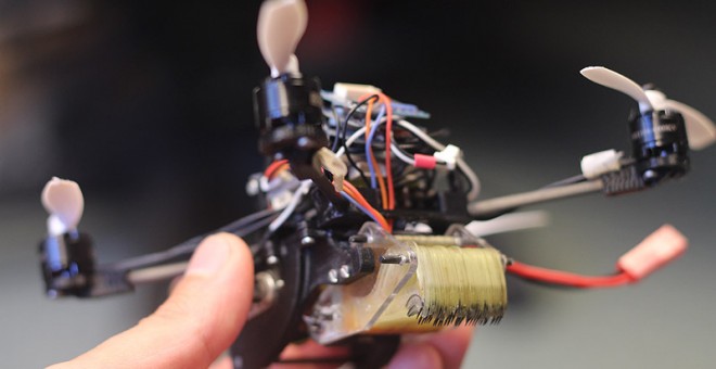 Imagen de uno de los mini drones desarrollados, llamados FlyCroTug. ©EPFL / Laboratory of Intelligent Systems