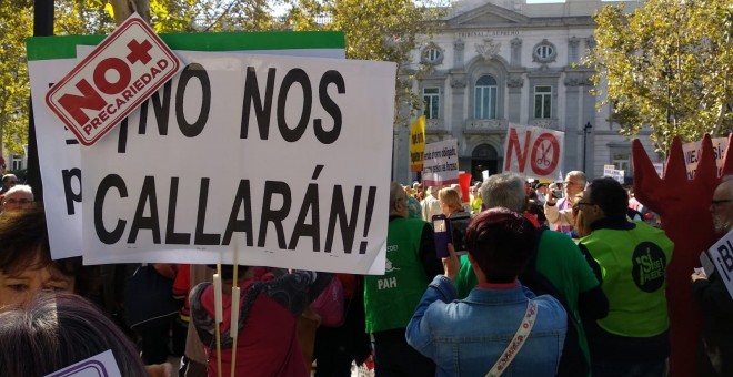 Centenares de personas han participado en un escrache ante las puertas del Tribunal Supremo, en Madrid, en protesta por la precariedad de las pensiones y por la 'aberrante' decisión de revisar la doctrina de una sentencia que establece que la banca debe p