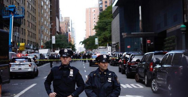 Varios policÃ­as acordonan una calle tras la evacuaciÃ³n del edificio Time Warner por el hallazgo de un paquete sospechoso en Nueva York. (JUSTIN LANE | EFE)