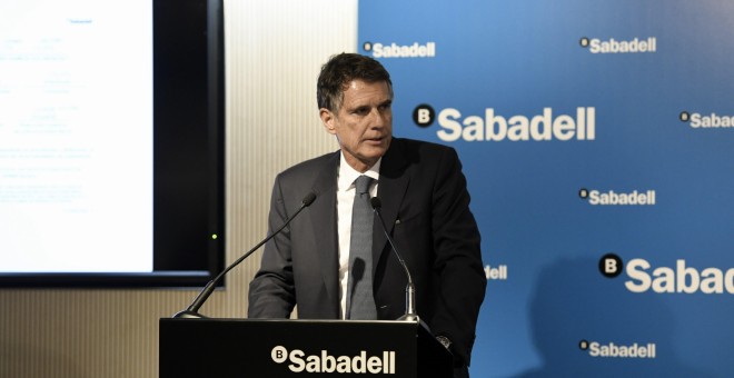 El consejero delegado del Sabadell, Jaime Guardiola, durante la rueda de prensa para informar de los resultados del tercer trimestre. EFE/ Víctor Lerena