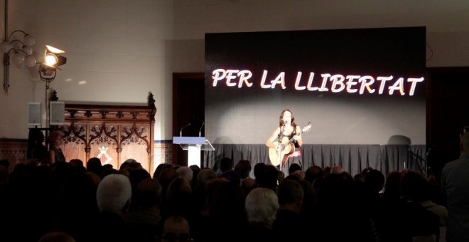 La cantautora Montse Castellà interpreta una cançó sobre l'exili / Paco Beltran