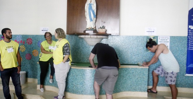 BELO HORIZONTE (BRASIL), 28/10/2018.- Ciudadanos esperan para votar hoy, domingo 28 de octubre de 2018, en una zona electoral en la ciudad de Belo Horizonte, en el estado de Minas Gerais (Brasil). Los colegios electorales de Brasil abrieron hoy para la se