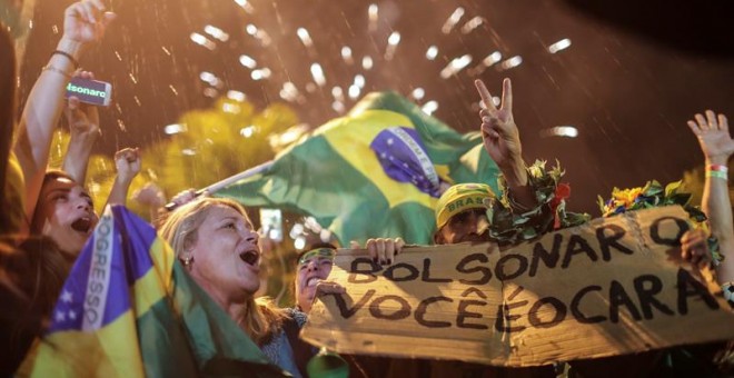 Simpatizantes del candidato a la presidencia de Brasil Jair Bolsonaro celebran su victoria en Río de Janeiro. /EFE