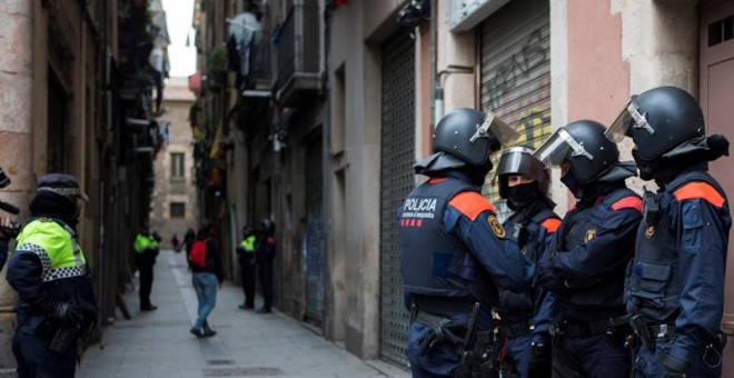 Los Mossos d'Esquadra han puesto en marcha una operación contra el narcotráfico en Barcelona que incluye unos cuarenta registros de 'narcopisos'. /EFE