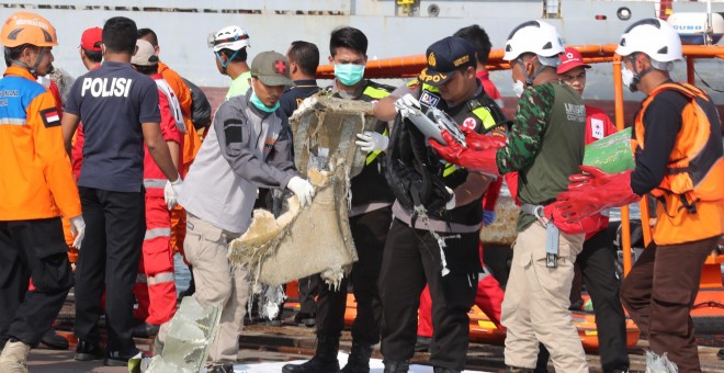 Los servicios de rescate recuperando los escombros del avión - EFE/ Bagus Indahono