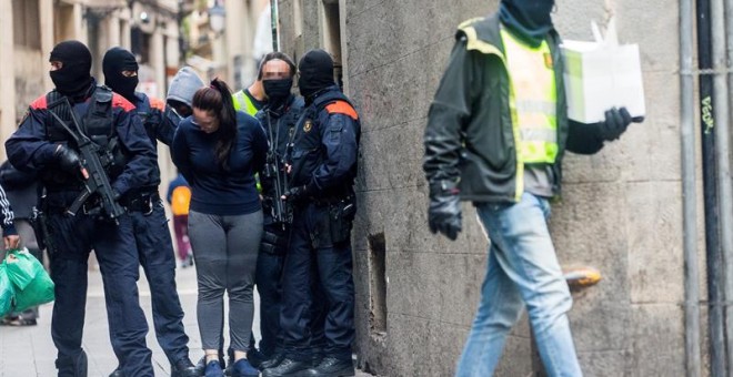 Los Mossos d'Esquadra custodian a varios de los detenidos en la operación contra el narcotráfico en Barcelona. /EFE