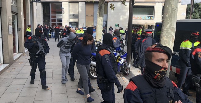 Desplegament d'agents dels Mossos d'Esquadra i de la Guàrdia Urbana contra els 'narcopisos' / Europa Press