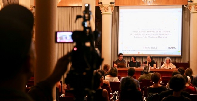 Conferència del Municilab amb l'alcalde de Riace, Domenico Lucano, l'editor del llonre sobre el model d'acollida d'aquesta vila italiana, Marcello Belotti, el coordinador de Ciutat Refugi de l'Ajuntament de Barcelona, Ignasi Calbó, i l'editora de l'editor