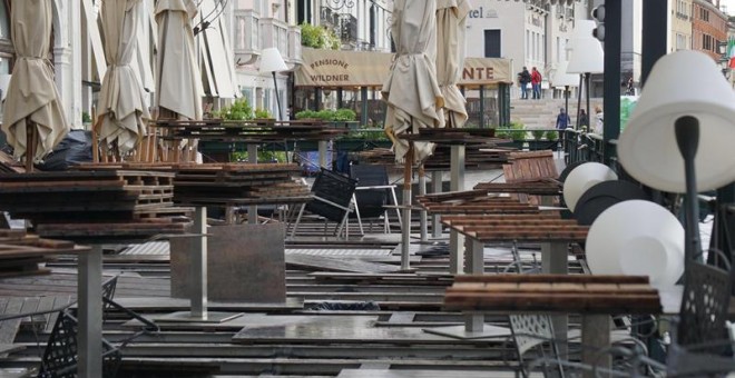 Vista de la terraza destrozada durante una tormenta del hotel London en el muelle de San Marco en Venecia. /EFE