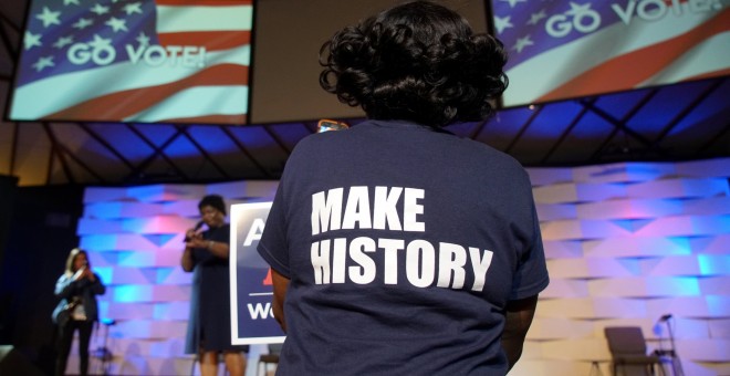 Una mujer con una camiseta con el lema 'Make History' ('Hacer istoria') escucha a la candidata demócrata para gobernadora del Estado de Georgia Stacey Abrams en un mitin electoral. REUTERS/Lawrence Bryant