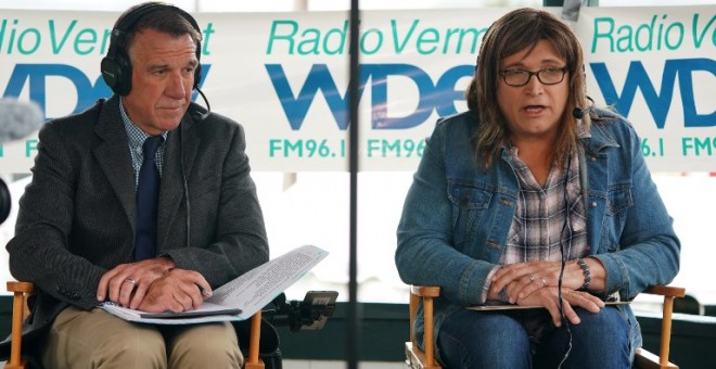 La candidata transexual demócrata Christine Hallquist (der.) durante un debate electoral con el gobernador de Vermont Phil Scott (izq.). AFP/ Don Emmert