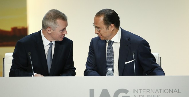 El consejero delegado de IAG, Willy Walsh, y el presidente del grupo, Antonio Vázquez, en la junta de accionistas de 2018. E.P.