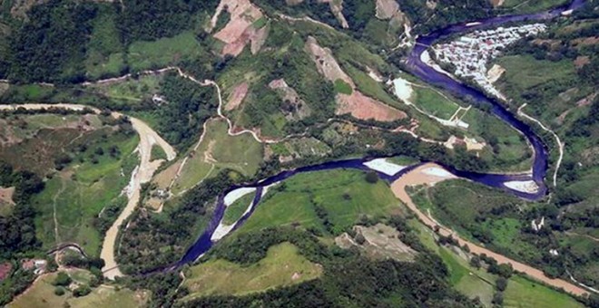 Vista aérea del río Cataumbo contaminado con petróleo tras un ataque atribuido por el Gobierno al ELN a uno de los principales oleoductos del país. Fotografía de septiembre de 2017. - AFP