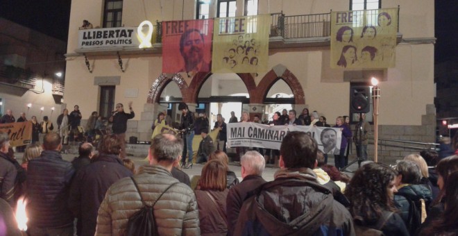 La marxa de torxes de Sant Vicenç, municipi d'Oriol Junqueras, ha acabat a la plaça de la Vila. MARC FONT