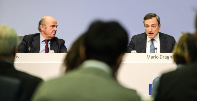 El presidente del BCE, Mario Draghi, y el vicepresidente, Luis de Guindos, en la rueda de prensa posterior a la reunión del Consejo de Gobierno de la entidad, en Fráncfort. EFE