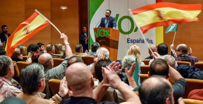 03/11/2018.- El presidente de Vox, Santiago Abascal, interviene durante un acto político celebrado en Bilbao. EFE/MIGUEL TOÑA